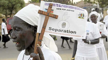 Một người ở Nam Sudan giơ khẩu hiệu ủng hộ độc lập Nguồn: Reuters