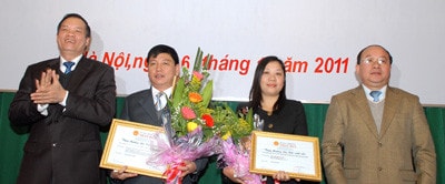Chủ nhiệm VPQH Trần Đình Đàn, Phó chủ nhiệm VPQH Vũ Văn Phòng trao tặng thưởng Đặc biệt xuất sắc cho tác giả Trần Minh Diệu, Yên Khánh