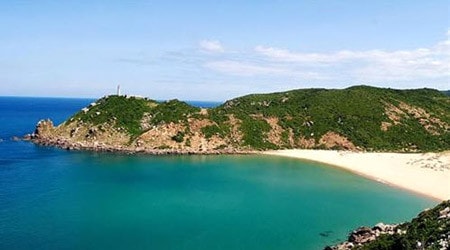 Bãi Môn dưới chân mũi Đại Lãnh Nguồn: fiditour.com