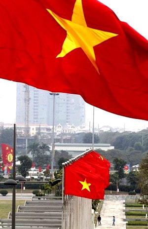Cờ đỏ sao vàng rợp trời Hà Nội Nguồn: Reuters
