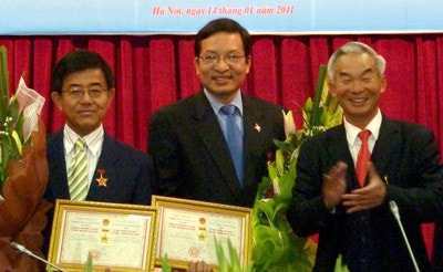 Thứ trưởng Bộ lao động, Thương binh và Xã hội Nguyễn Ngọc Phi trao Kỷ niệm chương cho các chuyên gia