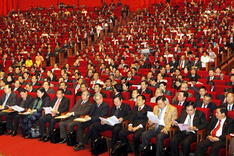 Các Đại biểu làm việc tại Hội trường