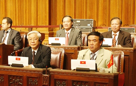 Chủ tịch QH Nguyễn Phú Trọng tại Diễn đàn Chủ tịch QH các nước G20 (bên phải là Phó chủ nhiệm UBĐN Ngô Quang Xuân)