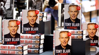 Sách của Tony Blair trưng bày ở London Ảnh: AP