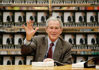 G.Bush ký tặng sách Ảnh: Getty Image