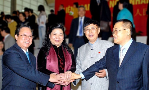 Chủ tịch QH Nguyễn Phú Trọng phát biểu tại Diễn đàn Chủ tịch QH các nước G20 tại Canada Thanh thản giữa giờ giải lao ở Cuba Chủ tịch QH Nguyễn Phú Trọng với Nữ anh hùng Moncada Melba Hernandez Phó chủ tịch QH Tòng Thị Phóng với các Đại biểu dự liên hoan hữu nghị Việt - Trung Lãnh đạo Đảng, Nhà nước trước giờ Khai mạc Kỳ họp Quốc hội Tư thế Phó chủ tịch QH Nguyễn Đức Kiên với các chiến sỹ phòng không - không quân Chào các bạn đến với AIPA- 31 Phó chủ tịch QH Uông Chu Lưu trao tặng thưởng cuộc vận động “Học tập và làm theo tấm gương đạo đức Hồ Chí Minh” cho cán bộ VPQH Các Đại biểu AIPA - 31 với Báo Đại biểu nhân dân Phó chủ tịch QH Huỳnh Ngọc Sơn đến với các chiến sỹ biên giới ĐBQH đến đảo Trường Sa Chủ tịch QH Nguyễn Phú Trọng trao huy hiệu 40 năm tuổi Đảng cho Chủ nhiệm VPQH Trần Đình Đàn Phó chủ tịch QH Uông Chu Lưu trao danh hiệu chiến sỹ thi đua cho cán bộ VPQH Thủ tướng Nguyễn Tấn Dũng, Chủ tịch QH Nguyễn Phú Trọng với các Trưởng đoàn dự AIPA-31