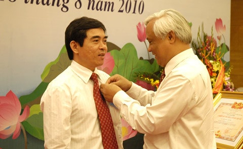 Chủ tịch QH Nguyễn Phú Trọng phát biểu tại Diễn đàn Chủ tịch QH các nước G20 tại Canada Thanh thản giữa giờ giải lao ở Cuba Chủ tịch QH Nguyễn Phú Trọng với Nữ anh hùng Moncada Melba Hernandez Phó chủ tịch QH Tòng Thị Phóng với các Đại biểu dự liên hoan hữu nghị Việt - Trung Lãnh đạo Đảng, Nhà nước trước giờ Khai mạc Kỳ họp Quốc hội Tư thế Phó chủ tịch QH Nguyễn Đức Kiên với các chiến sỹ phòng không - không quân Chào các bạn đến với AIPA- 31 Phó chủ tịch QH Uông Chu Lưu trao tặng thưởng cuộc vận động “Học tập và làm theo tấm gương đạo đức Hồ Chí Minh” cho cán bộ VPQH Các Đại biểu AIPA - 31 với Báo Đại biểu nhân dân Phó chủ tịch QH Huỳnh Ngọc Sơn đến với các chiến sỹ biên giới ĐBQH đến đảo Trường Sa Chủ tịch QH Nguyễn Phú Trọng trao huy hiệu 40 năm tuổi Đảng cho Chủ nhiệm VPQH Trần Đình Đàn Phó chủ tịch QH Uông Chu Lưu trao danh hiệu chiến sỹ thi đua cho cán bộ VPQH Thủ tướng Nguyễn Tấn Dũng, Chủ tịch QH Nguyễn Phú Trọng với các Trưởng đoàn dự AIPA-31