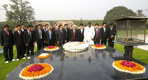 Chủ tịch QH Nguyễn Phú Trọng viếng Lăng Mahatma Gandhi - Một cử chỉ giao hòa văn hóa Việt - Ấn