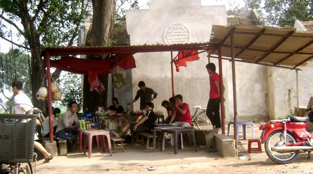 Quán nước “bủa vây” lăng Bà Thánh Chúa