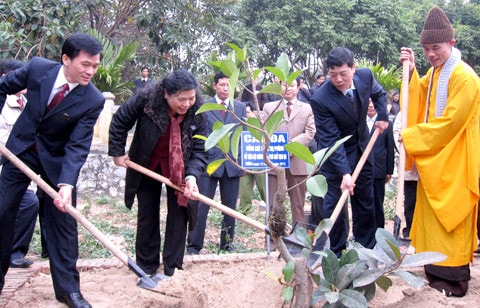 Phó chủ tịch QH Tòng Thị Phóng trồng cây lưu niệm tại chùa Vĩnh Nghiêm