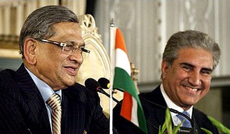Ngoại trưởng Ấn Độ S.M. Krishna (trái) và người đồng nhiệm Pakistan Shah Mehmood Qureshi trong cuộc họp báo chung ngày 15.7.2010 Nguồn: Reuters