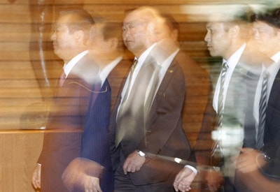 Chủ tịch đảng Dân chủ cầm quyền Ichiro Ozawa đang đi về phía Thủ tướng Naoto Kan hôm 10.2 Nguồn: Reuters
