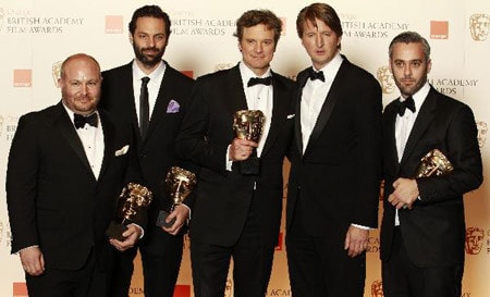 Đạo diễn Tom Hooper (thứ 2 từ phải qua) và đoàn làm phim The King’s Speech được vinh danh tại lễ trao giải BAFTA 2011