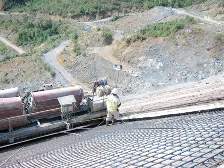 Đổ bê tông bản mặt đập dâng nhà máy thủy điện Xêcaman 3 Ảnh: Trường Sơn