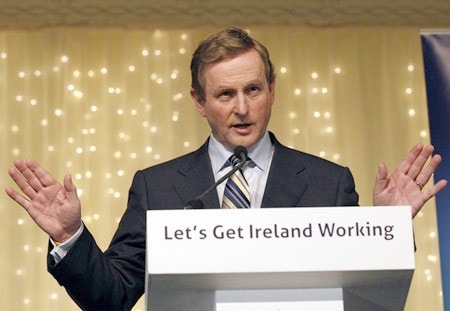Tân Thủ tướng Ireland Enda Kenny phát biểu trước những người ủng hộ hôm 26.2 Nguồn: Reuters