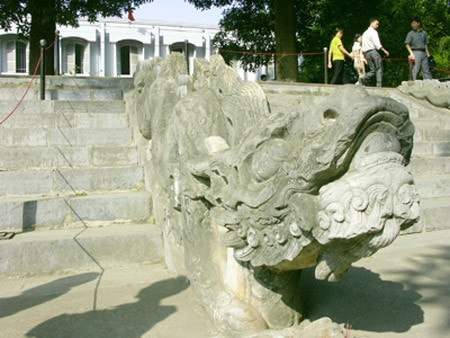 Rồng trên bậc thang ở Hoàng thành Thăng Long