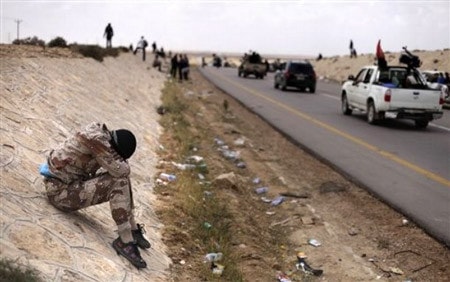 Một thành viên quân nổi dậy Libya mệt mỏi trong trận chiến Nguồn: AP
