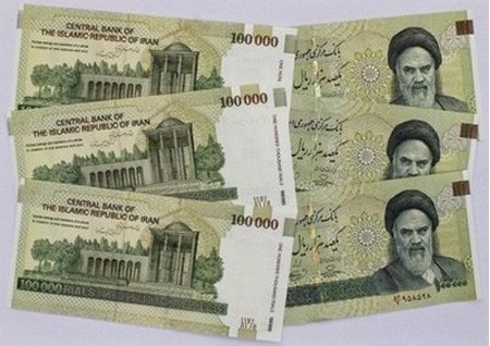 Đồng 100.000 rial, loại tiền mệnh giá cao nhất của Iran hiện nay, Đồng tiền in hình giáo chủ Ayatollah Ruhollah Khomeini Ảnh: AFP
