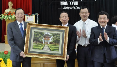 Tặng bức tranh thêu Khuê Văn Các cho UBND huyện Đức Thọ