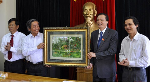 Chủ nhiệm Trần Đình Đàn tặng bức tranh lưu niệm cho UBND huyện Hương Sơn và huyện Vũ Quang