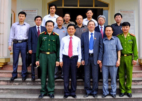 Chủ nhiệm Trần Đình Đàn chụp ảnh lưu niệm với cử tri thị xã Hồng Lĩnh