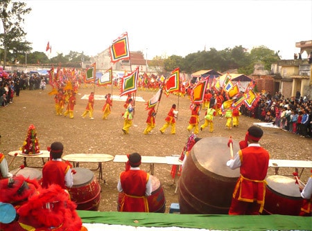 Múa cờ trong lễ hội Vua Bà