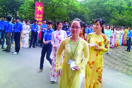 Sinh viên trường Đại học Ngoại Ngữ, Đại học Quốc gia Hà Nội chuẩn bị bỏ phiếu Ảnh: Thủy Hòa