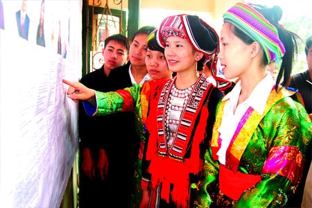 Cử tri dân tộc thiểu số Hà Giang xem danh sách ứáng cử viên trước khi bầu cử Ảnh: M. Tâm