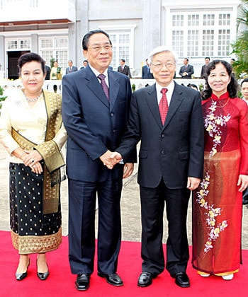 Tổng bí thư, Chủ tịch Nước Lào Choummaly Sayasone và Phu nhân đón tiếp Tổng bí thư, Chủ tịch QH Nguyễn Phú Trọng và Phu nhân Ảnh : Trí Dũng