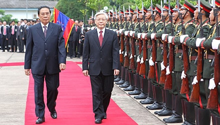 Tổng bí thư, Chủ tịch QH Nguyễn Phú Trọng duyệt đội danh dự quân đội CHDCND Lào