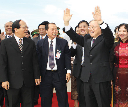 Kính chào đất nước Lào anh em, thủy chung, trong sáng Kính chào đất nước Lào anh em, thủy chung, trong sáng