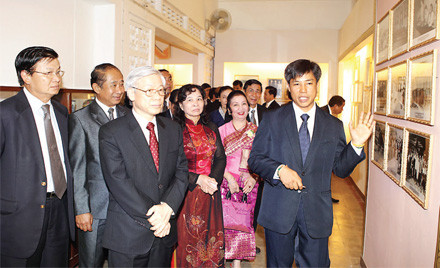 Thăm Nhà lưu niệm Cố Chủ tịch Xuvanuvong Thăm Nhà lưu niệm Cố Chủ tịch Xuvanuvong