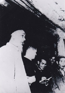 Nhà văn Sơn Tùng (người đang viết) trong chuyến đi theo Bác Hồ, 1964