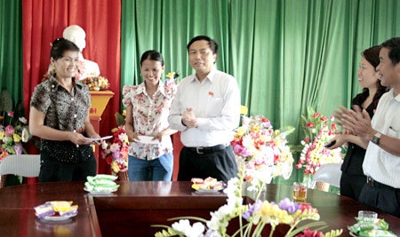 Tặng quà cho Trường PTCS Tà Cạ, huyện Kỳ Sơn