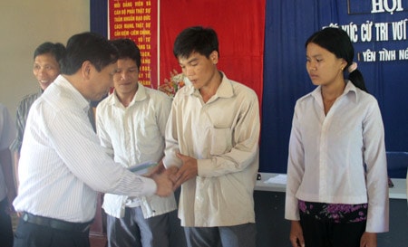 Tặng quà cho những gia đình bị thiệt hại do bão xã Yên Tĩnh, huyện Tương Dương