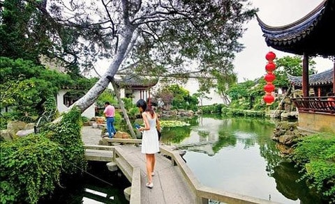 Ở Tây Đường, gần Tô Châu, thời gian như dừng lại. Một Trung Quốc huyền diệu của thời trung cổ Phố đi bộ ở Hàng Châu Ở Tô Châu, khu vườn của nghệ nhân dệt là hình mẫu cổ điển cảnh quan Trung Quốc