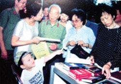 Cả nhà đi mua sách