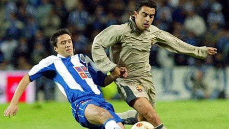 Xavi (phải) trong trận gặp Porto năm 2003