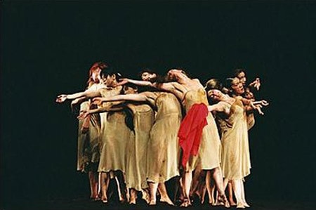 Cảnh trong một vở diễn của Pina Bausch