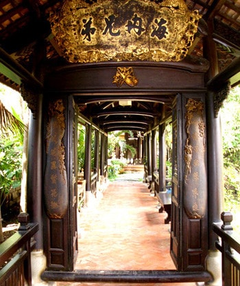 Trường lang trong nhà của họa sỹ Nguyễn Hoài Hương