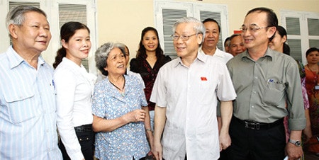 Tổng bí thư Nguyễn Phú Trọng tiếp xúc cử tri tại quận Ba Đình, Hà Nội ảnh 1