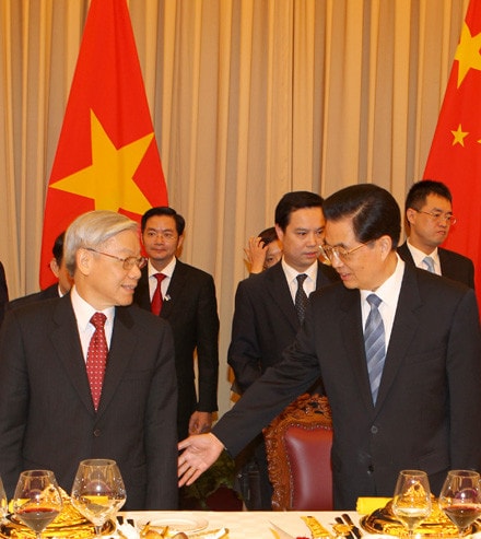 Tổng bí thư, Chủ tịch Nước CHND Trung Hoa Hồ Cẩm Đào mời Tổng bí thư Nguyễn Phú Trọng tại Lễ chiêu đãi trọng thể chào mừng Đoàn Tổng bí thư Nguyễn Phú Trọng với Chủ tịch QH Trung Quốc Ngô Bang Quốc Tổng bí thư Nguyễn Phú Trọng với Thủ tướng Trung Quốc Ôn Gia Bảo Tổng bí thư Nguyễn Phú Trọng với Chủ tịch chính hiệp Trung Quốc Giả Khánh Lâm Tổng bí thư Nguyễn Phú Trọng và Tổng bí thư, Chủ tịch nước CHND Trung Hoa Hồ Cẩm Đào chứng kiến Lễ ký Kế hoạch hợp tác giữa Đảng cộng sản Việt Nam và Đảng cộng sản Trung Quốc Tổng bí thư Nguyễn Phú Trọng với cán bộ, nhân viên Đại sứ quán Việt Nam tại Trung Quốc Tổng bí thư Nguyễn Phú Trọng với nhân dân khu dân cư Bạch Mã Tổng bí thư Nguyễn Phú Trọng thăm Di tích Trụ sở thanh niên Cách mạng đồng chí Hội Tổng bí thư Nguyễn Phú Trọng và Đoàn Đại biểu cấp cao nước ta trước Di tích Trụ sở thanh niên Cách mạng đồng chí Hội tại Quảng Châu, Trung Quốc Tổng bí thư Nguyễn Phú Trọng viếng liệt sỹ Phạm Hồng Thái tại Nghĩa trang Hoàng Hoa Cương, Quảng Châu