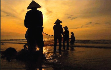 Càng nghèo càng dễ bị tổn thương ảnh 1