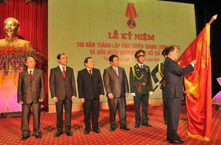 Chủ tịch QH Nguyễn Sinh Hùng gắn Huân chương Hồ Chí Minh lên lá cờ truyền thống của Đảng bộ, chính quyền và nhân dân tỉnh Tuyên Quang