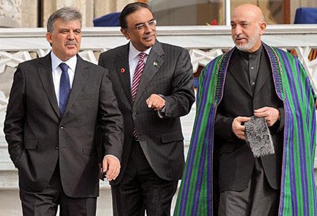 Tổng thống Thổ Nhĩ Kỳ Abdullah Gul (trái), Người đồng nhiệm Afghan Hamid Karzai (phải) và Thủ tướng Pakistan Asif Ali Zardari sau cuộc gặp tại Istanbul Nguồn: AP