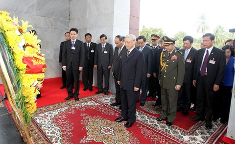 Quốc vương Norodom Sihamoni đón Tổng bí thư Nguyễn Phú Trọng Nhân dân Campuchia đón mừng Đoàn ĐB cấp cao nước ta Quốc vương Norodom Sihamoni đón Tổng bí thư Nguyễn Phú Trọng theo nghi thức cao nhất dành cho nguyên thủ quốc gia Thái thượng hoàng Norodom Sihanouk và Hoàng Thái hậu Norodom Monineath Sihanouk tiếp Tổng bí thư Nguyễn Phú Trọng Quốc vương Norodom Sihamoni đón Tổng bí thư Nguyễn Phú Trọng Quốc vương Norodom Sihamoni mở Quốc yến chiêu đãi trọng thể Tổng bí thư Nguyễn Phú Trọng Thủ tướng Hoàng gia Campuchia Samdech Hun Sen tiếp Tổng bí thư Nguyễn Phú Trọng Dâng hoa tại Đài Độc lập Dâng hoa tại Tượng đài hữu nghị Campuchia - Việt Nam Chủ tịch Thượng viện Samdech Chea Sim tiếp Tổng bí thư Nguyễn Phú Trọng Quyền Chủ tịch Quốc hội Nguon Nhel tiếp Tổng bí thư Nguyễn Phú Trọng Vua sư Tepvong tiếp Tổng bí thư Nguyễn Phú Trọng Vua sư Bukri tiếp Tổng bí thư Nguyễn Phú Trọng Thăm Angkor Wat Tổng bí thư Nguyễn Phú Trọng với cán bộ Đại sứ quán, đại diện cộng đồng người Việt tại Campuchia Thái thượng hoàng Norodom Sihanouk và Hoàng Thái hậu Norodom Monineath Sihanouk với Tổng bí thư Nguyễn Phú Trọng và Đoàn ĐB cấp cao nước ta