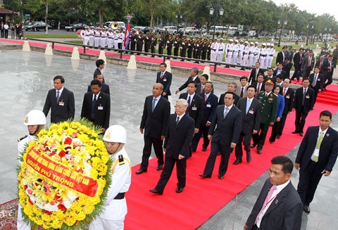 Quốc vương Norodom Sihamoni đón Tổng bí thư Nguyễn Phú Trọng Nhân dân Campuchia đón mừng Đoàn ĐB cấp cao nước ta Quốc vương Norodom Sihamoni đón Tổng bí thư Nguyễn Phú Trọng theo nghi thức cao nhất dành cho nguyên thủ quốc gia Thái thượng hoàng Norodom Sihanouk và Hoàng Thái hậu Norodom Monineath Sihanouk tiếp Tổng bí thư Nguyễn Phú Trọng Quốc vương Norodom Sihamoni đón Tổng bí thư Nguyễn Phú Trọng Quốc vương Norodom Sihamoni mở Quốc yến chiêu đãi trọng thể Tổng bí thư Nguyễn Phú Trọng Thủ tướng Hoàng gia Campuchia Samdech Hun Sen tiếp Tổng bí thư Nguyễn Phú Trọng Dâng hoa tại Đài Độc lập Dâng hoa tại Tượng đài hữu nghị Campuchia - Việt Nam Chủ tịch Thượng viện Samdech Chea Sim tiếp Tổng bí thư Nguyễn Phú Trọng Quyền Chủ tịch Quốc hội Nguon Nhel tiếp Tổng bí thư Nguyễn Phú Trọng Vua sư Tepvong tiếp Tổng bí thư Nguyễn Phú Trọng Vua sư Bukri tiếp Tổng bí thư Nguyễn Phú Trọng Thăm Angkor Wat Tổng bí thư Nguyễn Phú Trọng với cán bộ Đại sứ quán, đại diện cộng đồng người Việt tại Campuchia Thái thượng hoàng Norodom Sihanouk và Hoàng Thái hậu Norodom Monineath Sihanouk với Tổng bí thư Nguyễn Phú Trọng và Đoàn ĐB cấp cao nước ta