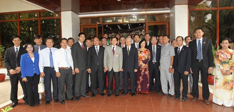 Quốc vương Norodom Sihamoni đón Tổng bí thư Nguyễn Phú Trọng Nhân dân Campuchia đón mừng Đoàn ĐB cấp cao nước ta Quốc vương Norodom Sihamoni đón Tổng bí thư Nguyễn Phú Trọng theo nghi thức cao nhất dành cho nguyên thủ quốc gia Thái thượng hoàng Norodom Sihanouk và Hoàng Thái hậu Norodom Monineath Sihanouk tiếp Tổng bí thư Nguyễn Phú Trọng Quốc vương Norodom Sihamoni đón Tổng bí thư Nguyễn Phú Trọng Quốc vương Norodom Sihamoni mở Quốc yến chiêu đãi trọng thể Tổng bí thư Nguyễn Phú Trọng Thủ tướng Hoàng gia Campuchia Samdech Hun Sen tiếp Tổng bí thư Nguyễn Phú Trọng Dâng hoa tại Đài Độc lập Dâng hoa tại Tượng đài hữu nghị Campuchia - Việt Nam Chủ tịch Thượng viện Samdech Chea Sim tiếp Tổng bí thư Nguyễn Phú Trọng Quyền Chủ tịch Quốc hội Nguon Nhel tiếp Tổng bí thư Nguyễn Phú Trọng Vua sư Tepvong tiếp Tổng bí thư Nguyễn Phú Trọng Vua sư Bukri tiếp Tổng bí thư Nguyễn Phú Trọng Thăm Angkor Wat Tổng bí thư Nguyễn Phú Trọng với cán bộ Đại sứ quán, đại diện cộng đồng người Việt tại Campuchia Thái thượng hoàng Norodom Sihanouk và Hoàng Thái hậu Norodom Monineath Sihanouk với Tổng bí thư Nguyễn Phú Trọng và Đoàn ĐB cấp cao nước ta