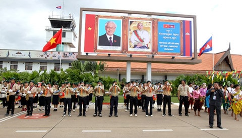Quốc vương Norodom Sihamoni đón Tổng bí thư Nguyễn Phú Trọng Nhân dân Campuchia đón mừng Đoàn ĐB cấp cao nước ta Quốc vương Norodom Sihamoni đón Tổng bí thư Nguyễn Phú Trọng theo nghi thức cao nhất dành cho nguyên thủ quốc gia Thái thượng hoàng Norodom Sihanouk và Hoàng Thái hậu Norodom Monineath Sihanouk tiếp Tổng bí thư Nguyễn Phú Trọng Quốc vương Norodom Sihamoni đón Tổng bí thư Nguyễn Phú Trọng Quốc vương Norodom Sihamoni mở Quốc yến chiêu đãi trọng thể Tổng bí thư Nguyễn Phú Trọng Thủ tướng Hoàng gia Campuchia Samdech Hun Sen tiếp Tổng bí thư Nguyễn Phú Trọng Dâng hoa tại Đài Độc lập Dâng hoa tại Tượng đài hữu nghị Campuchia - Việt Nam Chủ tịch Thượng viện Samdech Chea Sim tiếp Tổng bí thư Nguyễn Phú Trọng Quyền Chủ tịch Quốc hội Nguon Nhel tiếp Tổng bí thư Nguyễn Phú Trọng Vua sư Tepvong tiếp Tổng bí thư Nguyễn Phú Trọng Vua sư Bukri tiếp Tổng bí thư Nguyễn Phú Trọng Thăm Angkor Wat Tổng bí thư Nguyễn Phú Trọng với cán bộ Đại sứ quán, đại diện cộng đồng người Việt tại Campuchia Thái thượng hoàng Norodom Sihanouk và Hoàng Thái hậu Norodom Monineath Sihanouk với Tổng bí thư Nguyễn Phú Trọng và Đoàn ĐB cấp cao nước ta