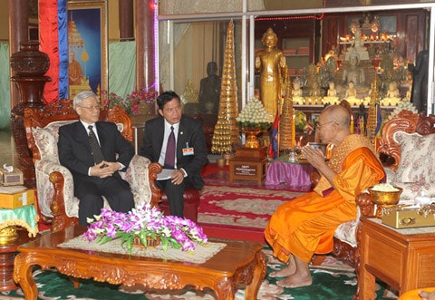 Quốc vương Norodom Sihamoni đón Tổng bí thư Nguyễn Phú Trọng Nhân dân Campuchia đón mừng Đoàn ĐB cấp cao nước ta Quốc vương Norodom Sihamoni đón Tổng bí thư Nguyễn Phú Trọng theo nghi thức cao nhất dành cho nguyên thủ quốc gia Thái thượng hoàng Norodom Sihanouk và Hoàng Thái hậu Norodom Monineath Sihanouk tiếp Tổng bí thư Nguyễn Phú Trọng Quốc vương Norodom Sihamoni đón Tổng bí thư Nguyễn Phú Trọng Quốc vương Norodom Sihamoni mở Quốc yến chiêu đãi trọng thể Tổng bí thư Nguyễn Phú Trọng Thủ tướng Hoàng gia Campuchia Samdech Hun Sen tiếp Tổng bí thư Nguyễn Phú Trọng Dâng hoa tại Đài Độc lập Dâng hoa tại Tượng đài hữu nghị Campuchia - Việt Nam Chủ tịch Thượng viện Samdech Chea Sim tiếp Tổng bí thư Nguyễn Phú Trọng Quyền Chủ tịch Quốc hội Nguon Nhel tiếp Tổng bí thư Nguyễn Phú Trọng Vua sư Tepvong tiếp Tổng bí thư Nguyễn Phú Trọng Vua sư Bukri tiếp Tổng bí thư Nguyễn Phú Trọng Thăm Angkor Wat Tổng bí thư Nguyễn Phú Trọng với cán bộ Đại sứ quán, đại diện cộng đồng người Việt tại Campuchia Thái thượng hoàng Norodom Sihanouk và Hoàng Thái hậu Norodom Monineath Sihanouk với Tổng bí thư Nguyễn Phú Trọng và Đoàn ĐB cấp cao nước ta